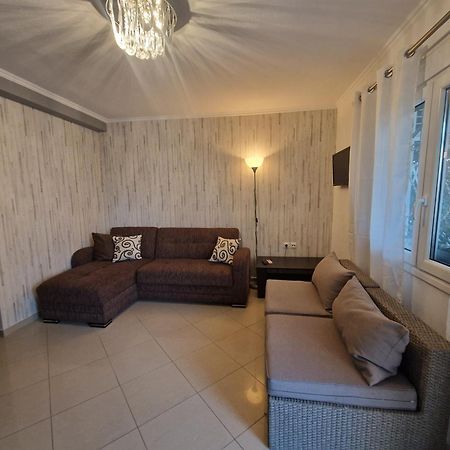 Iro Apartments Néa Péramos Buitenkant foto