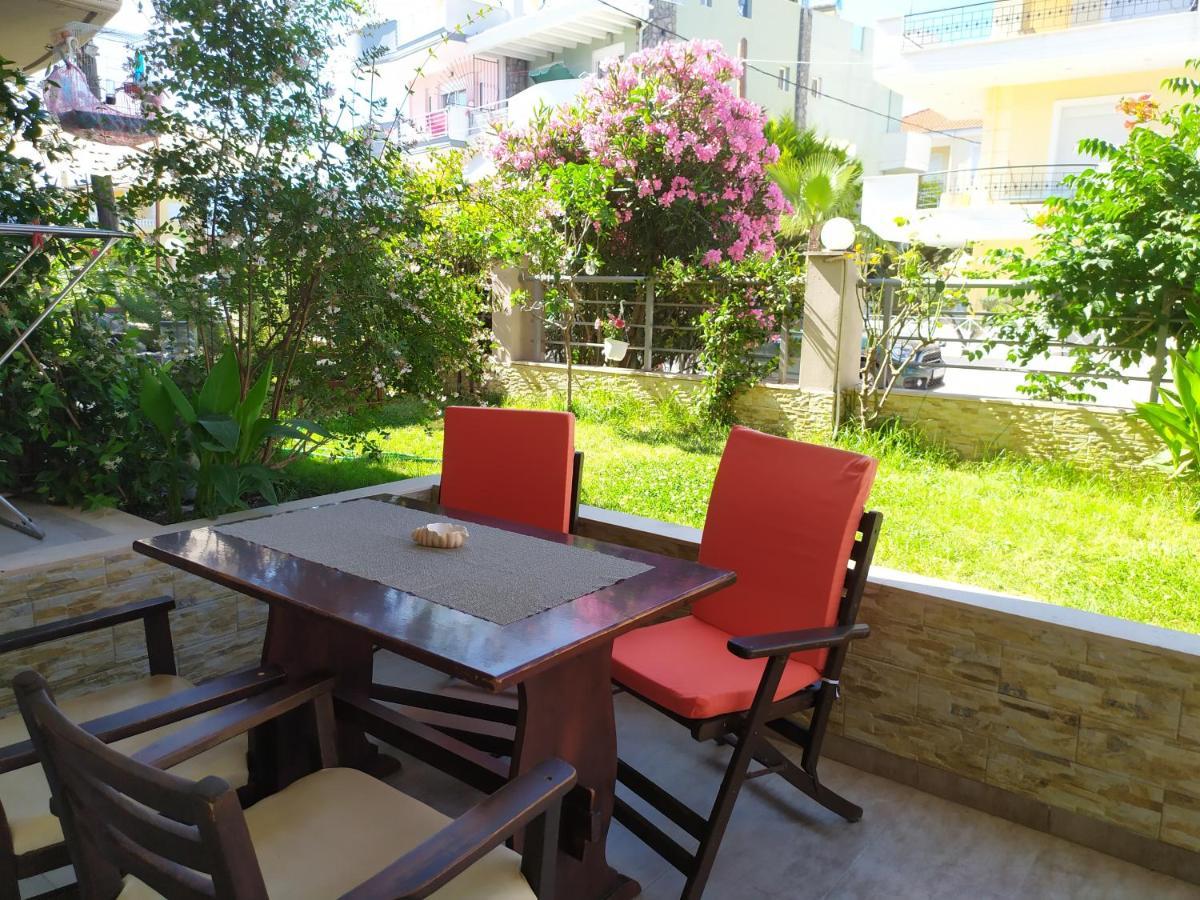 Iro Apartments Néa Péramos Buitenkant foto